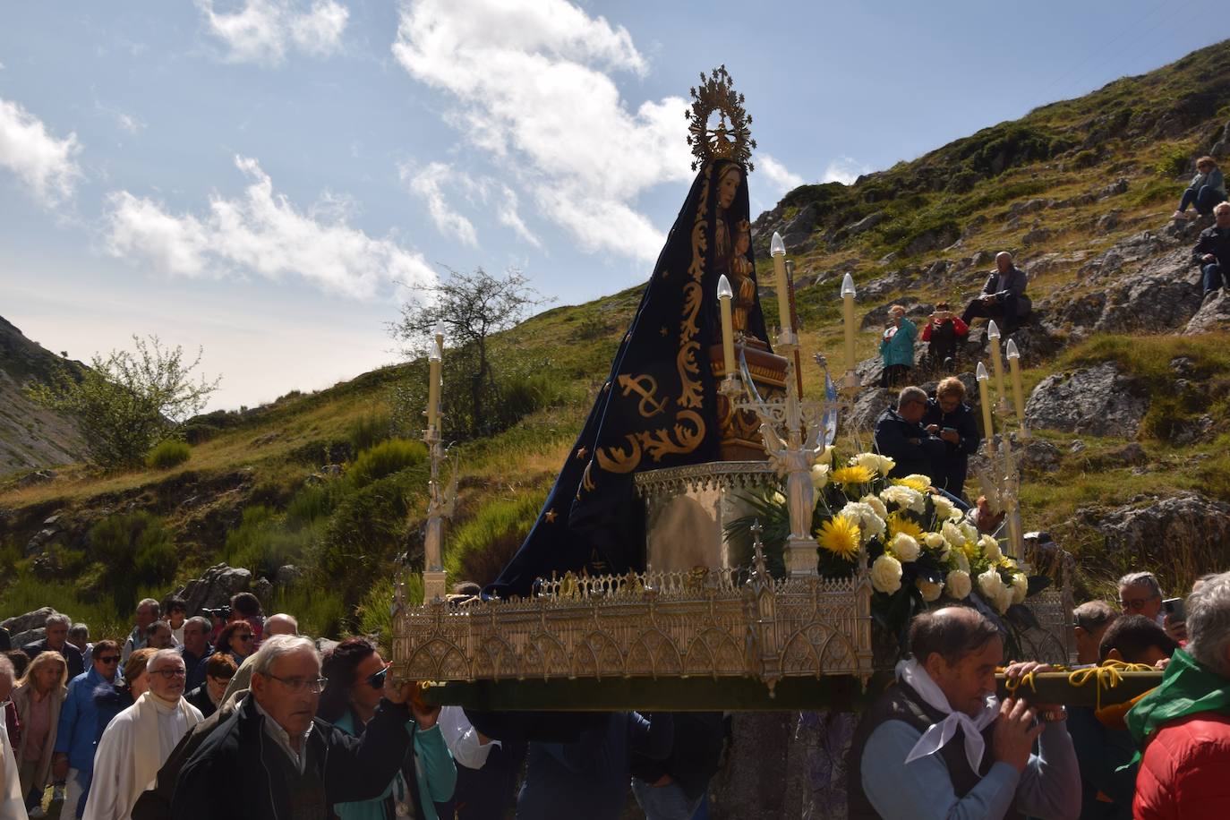 La romería de la Virgen del Brezo en Villafría de la Peña reúne a miles de fieles