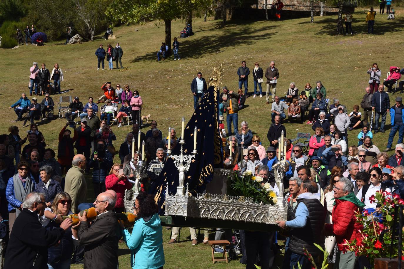 La romería de la Virgen del Brezo en Villafría de la Peña reúne a miles de fieles