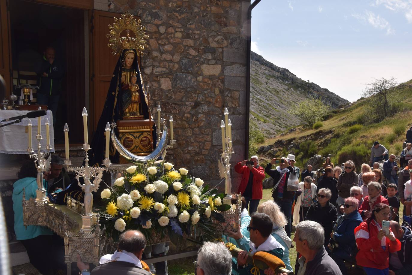 La romería de la Virgen del Brezo en Villafría de la Peña reúne a miles de fieles