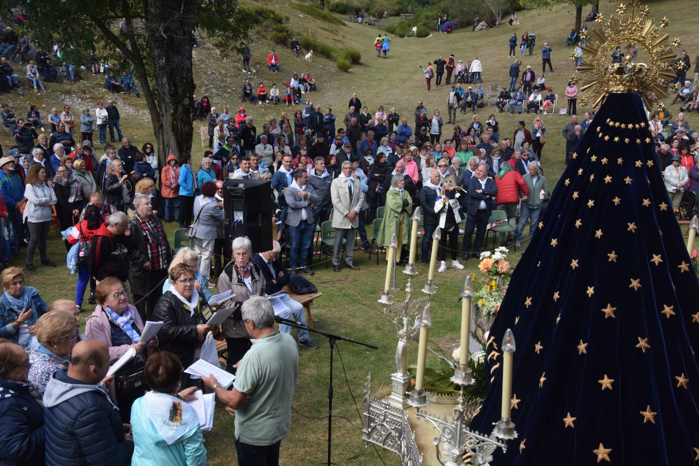 La romería de la Virgen del Brezo en Villafría de la Peña reúne a miles de fieles