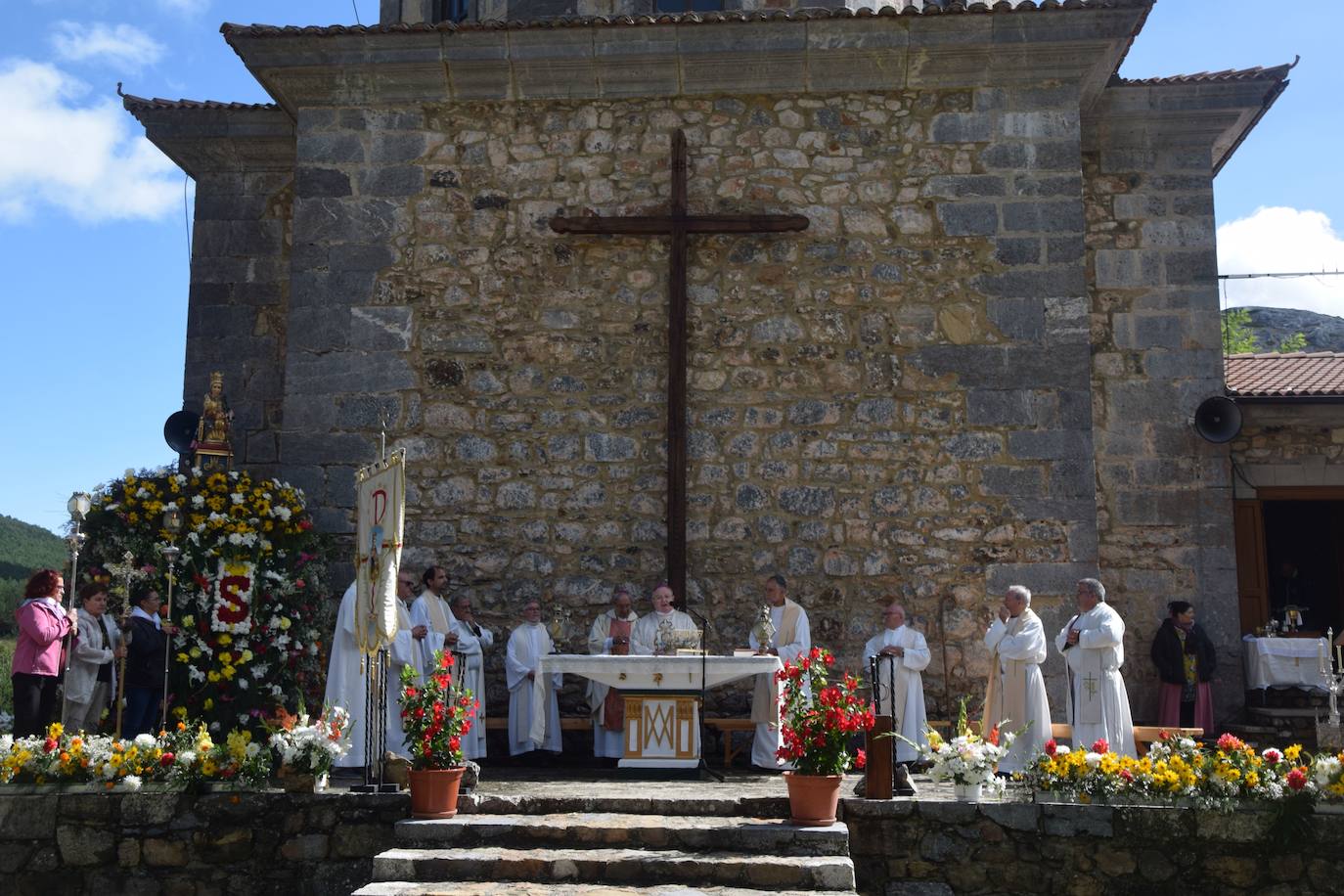 La romería de la Virgen del Brezo en Villafría de la Peña reúne a miles de fieles