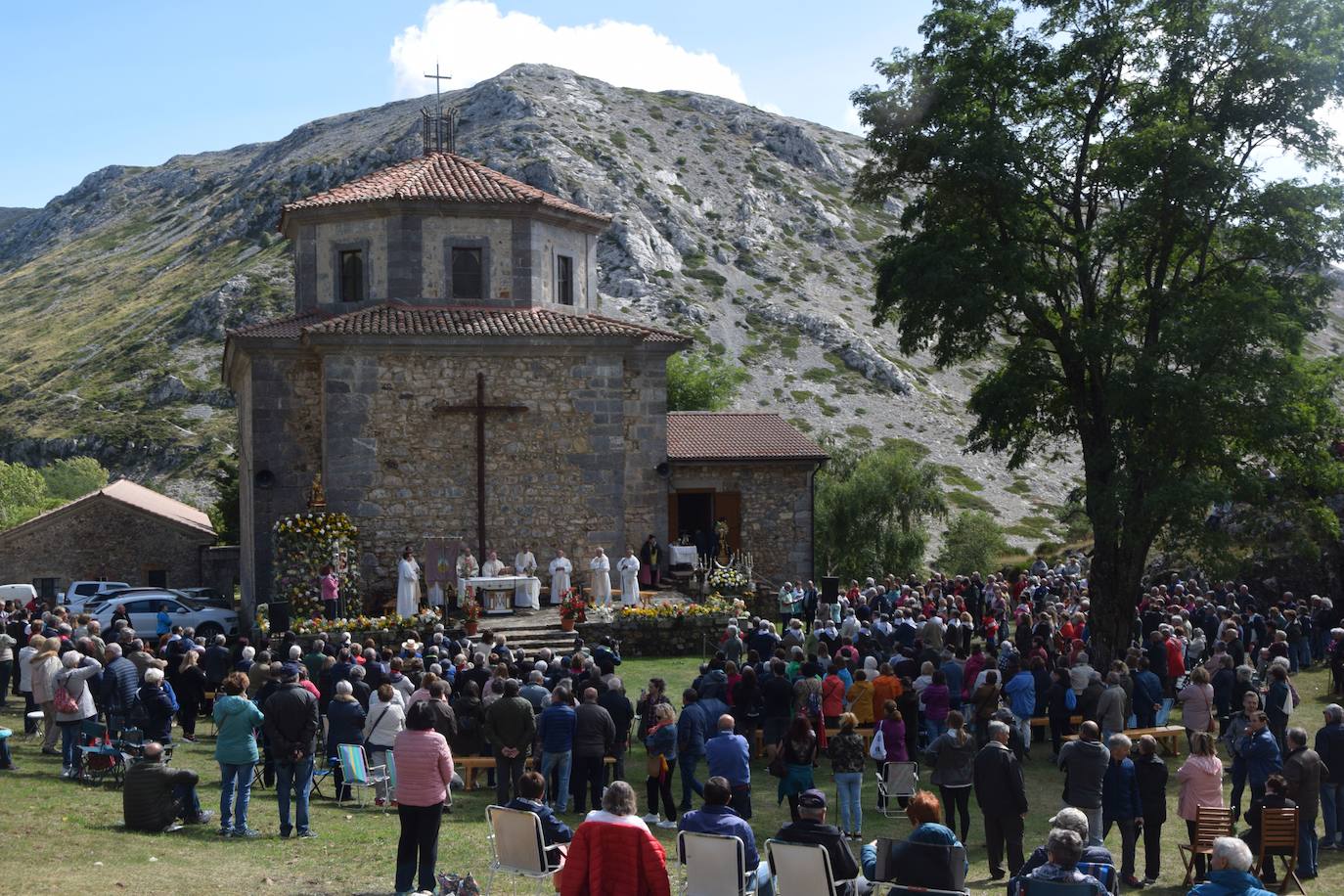 La romería de la Virgen del Brezo en Villafría de la Peña reúne a miles de fieles