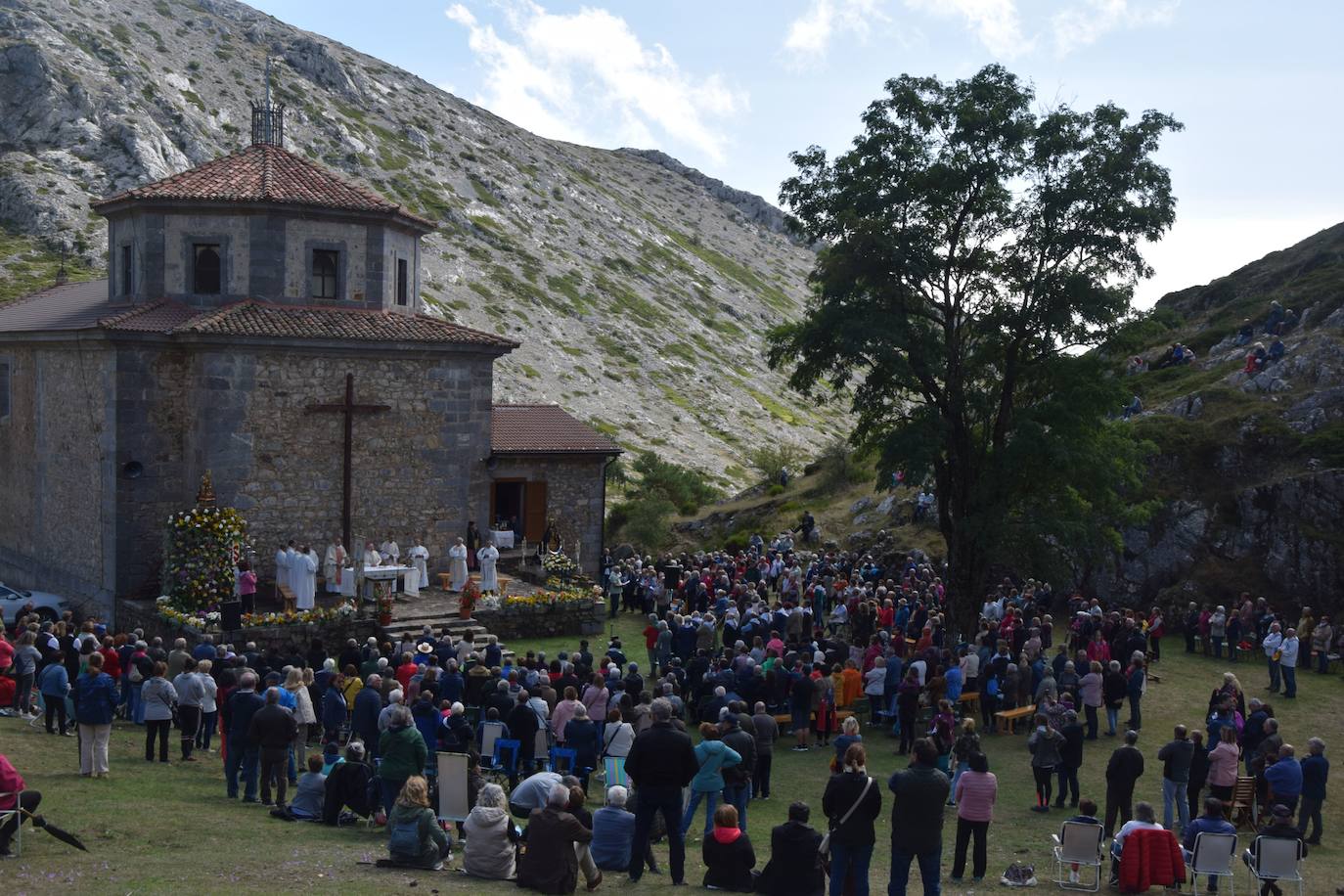 La romería de la Virgen del Brezo en Villafría de la Peña reúne a miles de fieles