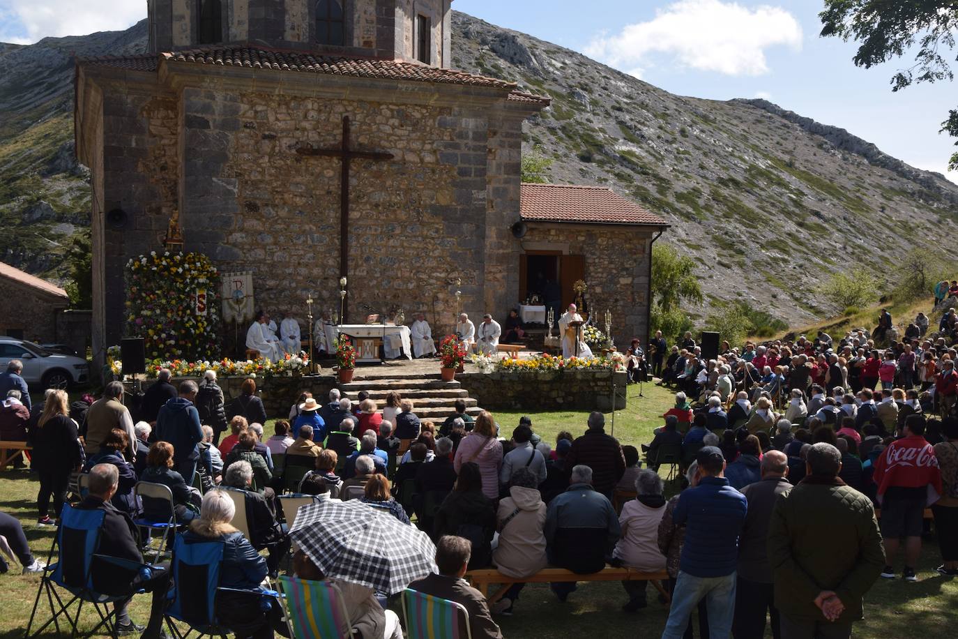 La romería de la Virgen del Brezo en Villafría de la Peña reúne a miles de fieles