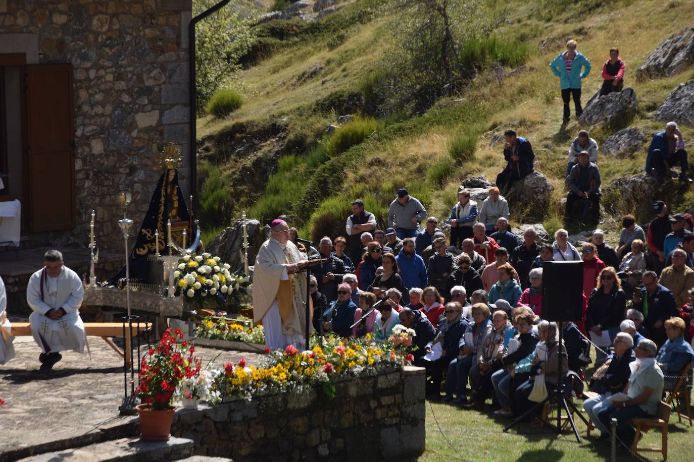 La romería de la Virgen del Brezo en Villafría de la Peña reúne a miles de fieles