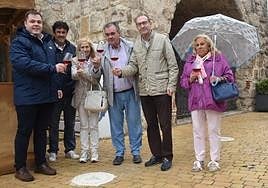 Un brindis tras el descubrimiento de la placa en el Paseo del Vino de Cigales