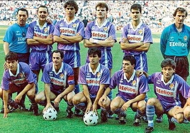 Lemos, agachado junto a Minguela en el centro, en el once que jugó la final de Copa del Rey en 1989.,