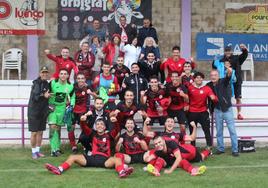 La plantilla del CD La Cistérniga, junto a su afición, tras la victoria frente a La Bañeza.