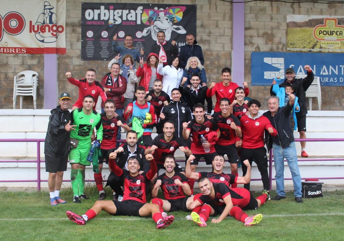 La plantilla del CD La Cistérniga, junto a su afición, tras la victoria frente a La Bañeza.