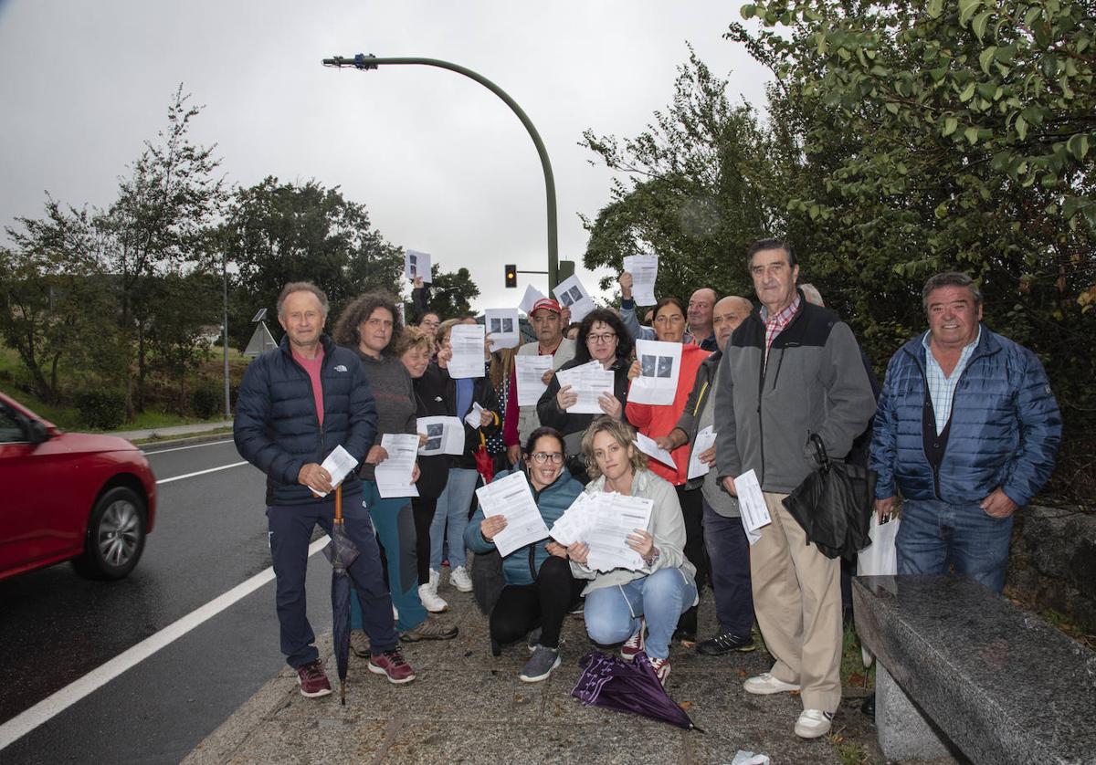 Muchos de los conductores afectados, la mayoría vecinos de San Rafael, muestran sus multas delante del semáforo foto-rojo.