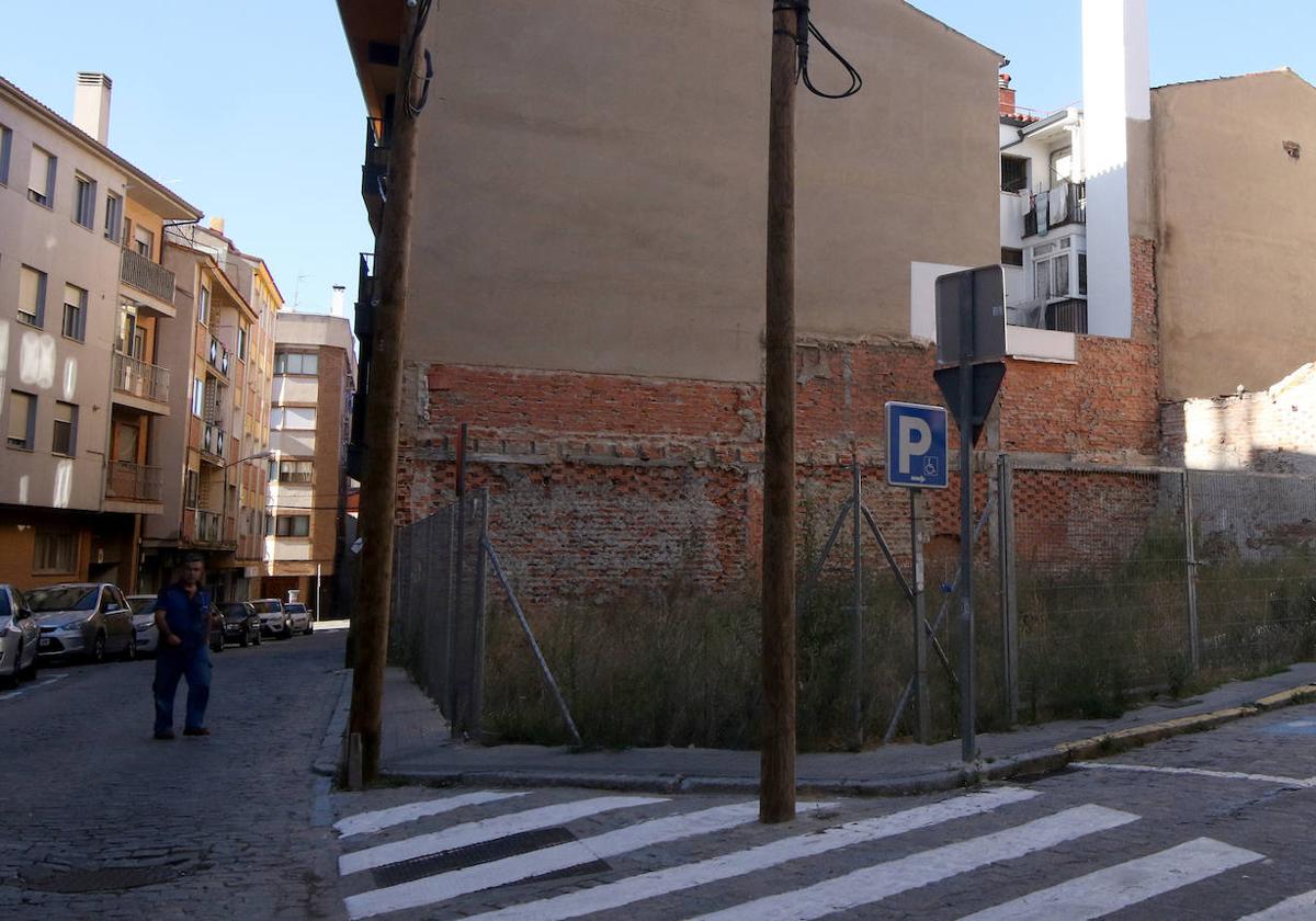 Solar entre las calles María de Pablos y Convento, en el barrio de Santa Eulalia.