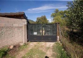 Acceso a la finca donde se encontró el cadáver del anciano en Sotillo de La Adrada.