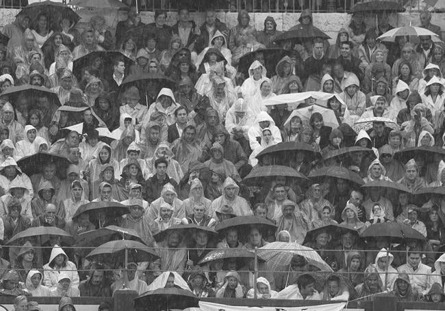 Jornada taurina pasada por agua durante las fiestas de San Mateo de 1999.