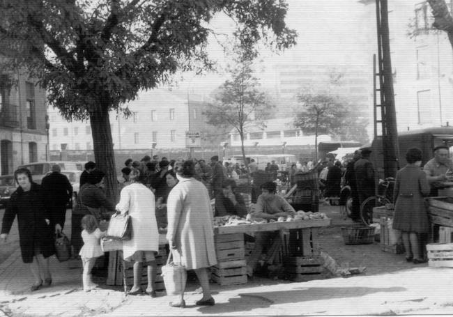 Mercado de verduras en plaza del Caño Argales en 1970.