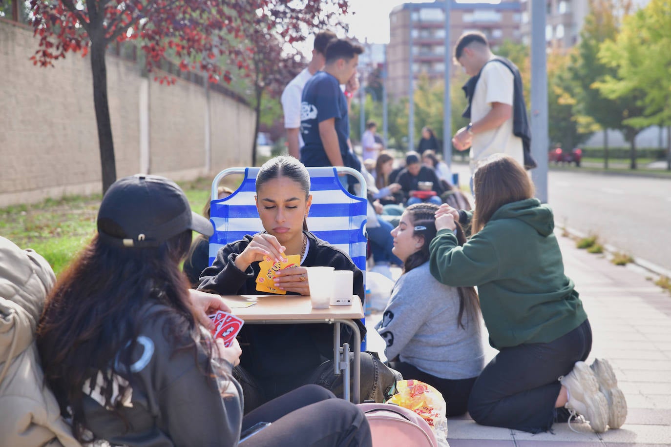 Decenas de jóvenes hacen cola para el concierto de Quevedo