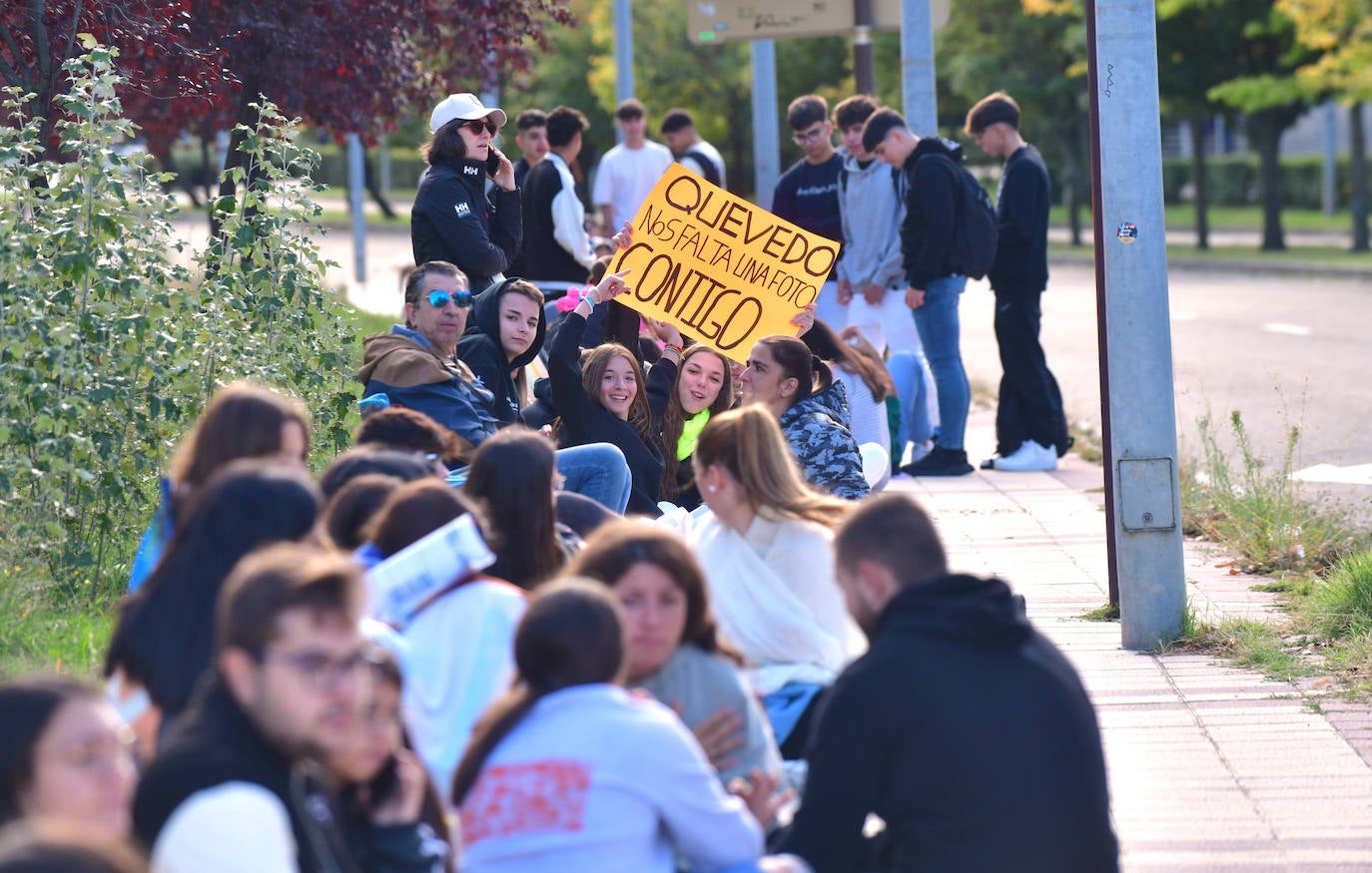 Decenas de jóvenes hacen cola para el concierto de Quevedo