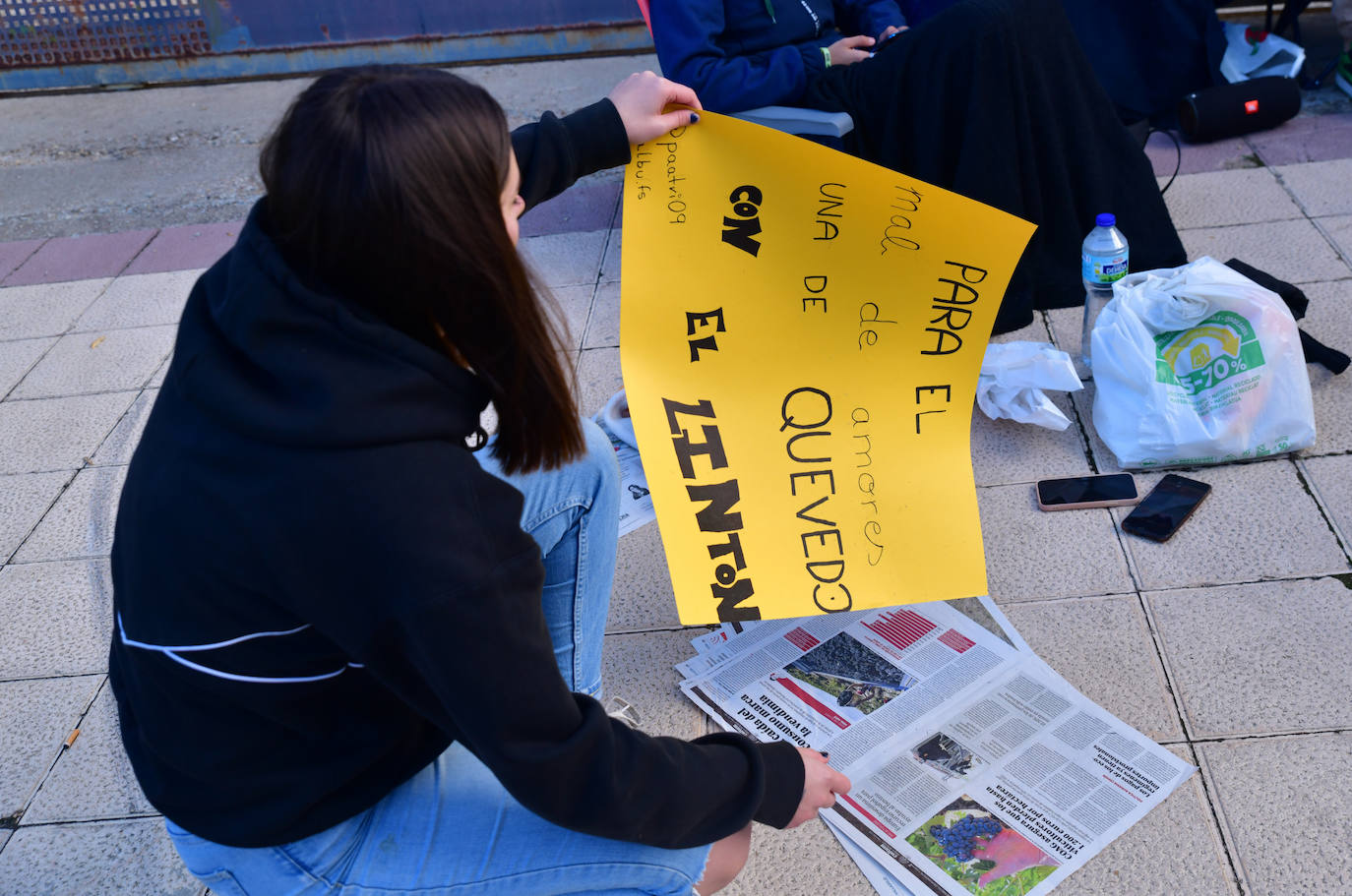 Decenas de jóvenes hacen cola para el concierto de Quevedo