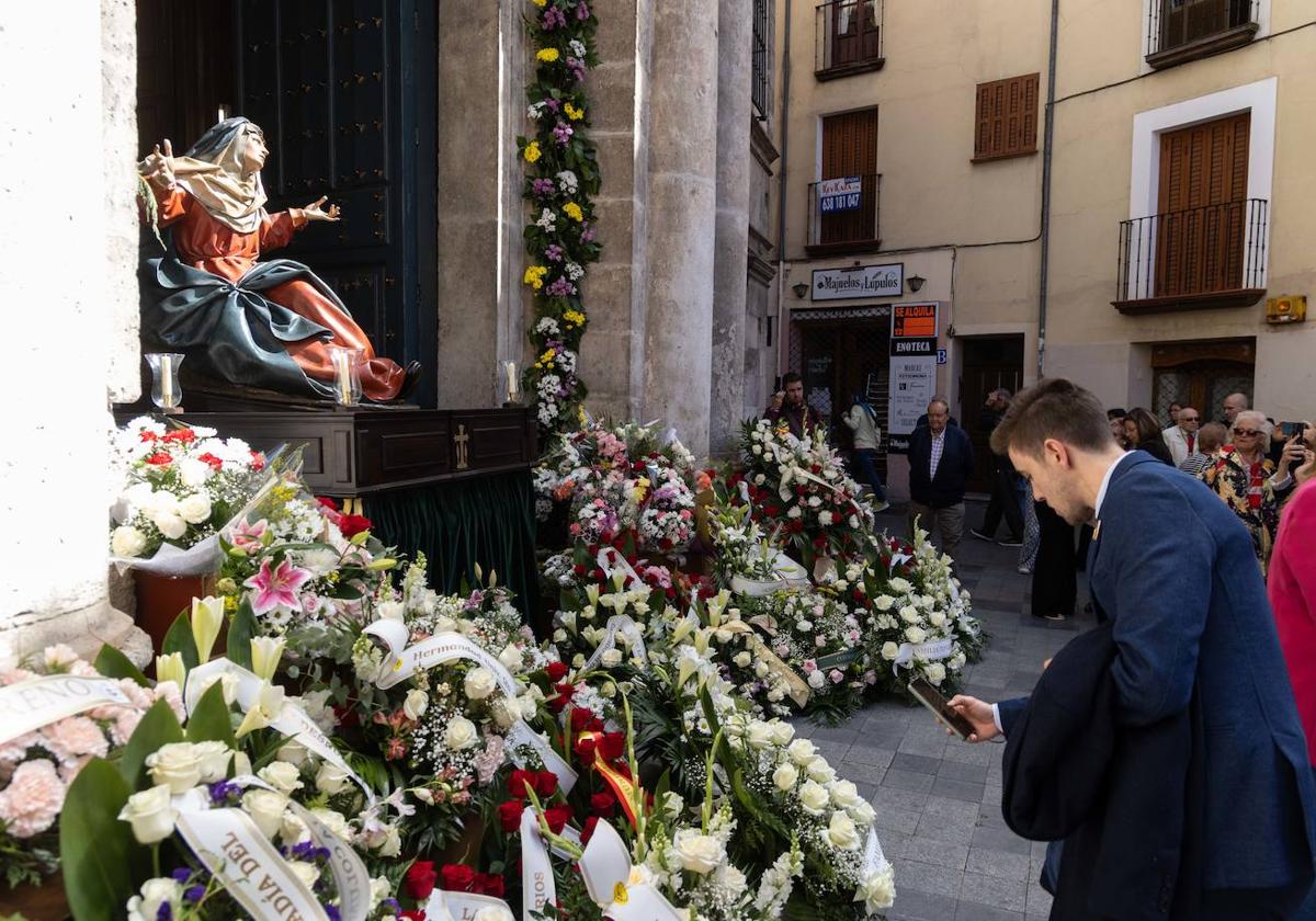 Ofrenda floral a la Virgen de la Vera Cruz en el dintel de la iglesia del mismo nombre.