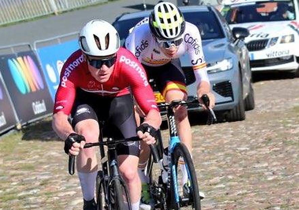 Iván Romeo, detrás de Pedersen.