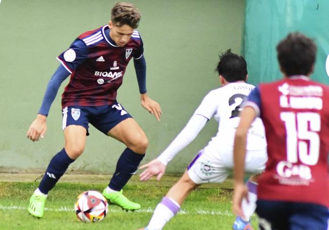 Arévalo encara a un rival del Numancia.