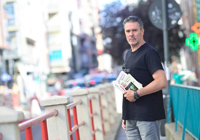 Carmelo Melero posa con su obra (y la de otros 175 exalumnos), 'Laboratorio de Hipótesis'.