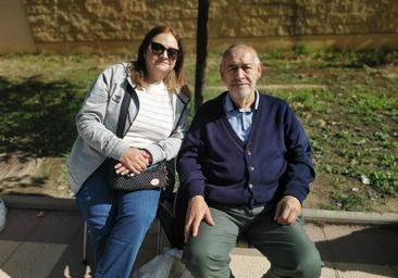 Juan tiene 70 años y guarda cola para que su nieta pueda ver a Quevedo