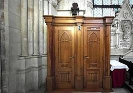 Confesionario cerrado e insonorizado del canónigo penitenciario de la Catedral de Burgos en la capilla del Santo Cristo.