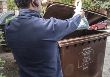 El reciclaje de la basura orgánica arranca hoy con 12.000 cubos marrones -  La Nueva España