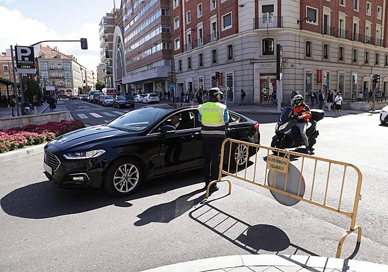 La Policía Local regula la entrada a la calle Duque de la Victoria durante el Día sin Coches.
