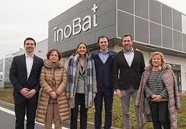 Óscar Puente, junto a Reyes Maroto y responsables de InoBat.