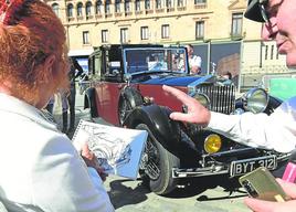 Una mujer dibuja a lápiz uno de los coches antiguos expuestos en la edición del año pasado.