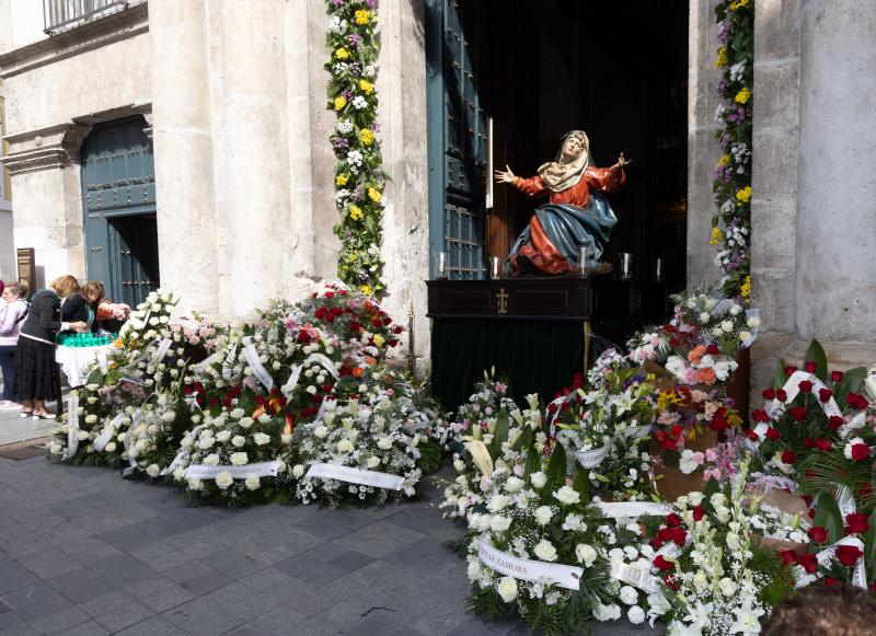 La ofrenda floral a la Virgen de la Vera Cruz.