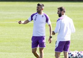 Pezzolano explica a Gonzalo Álvarez una acción del entrenamiento del martes.