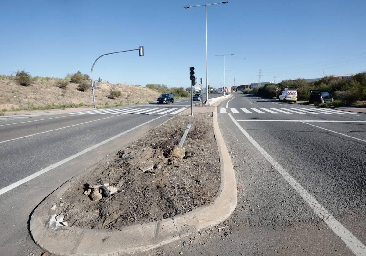 Las bases de la farola y de la señal, arrancadas tras el accidente.