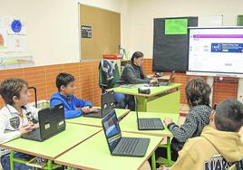 Niños asisten a clase con sus ordenadores en un colegio de la provincia.