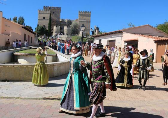 Desfile desde el castillo hasta el casco histórico de Ampudia.