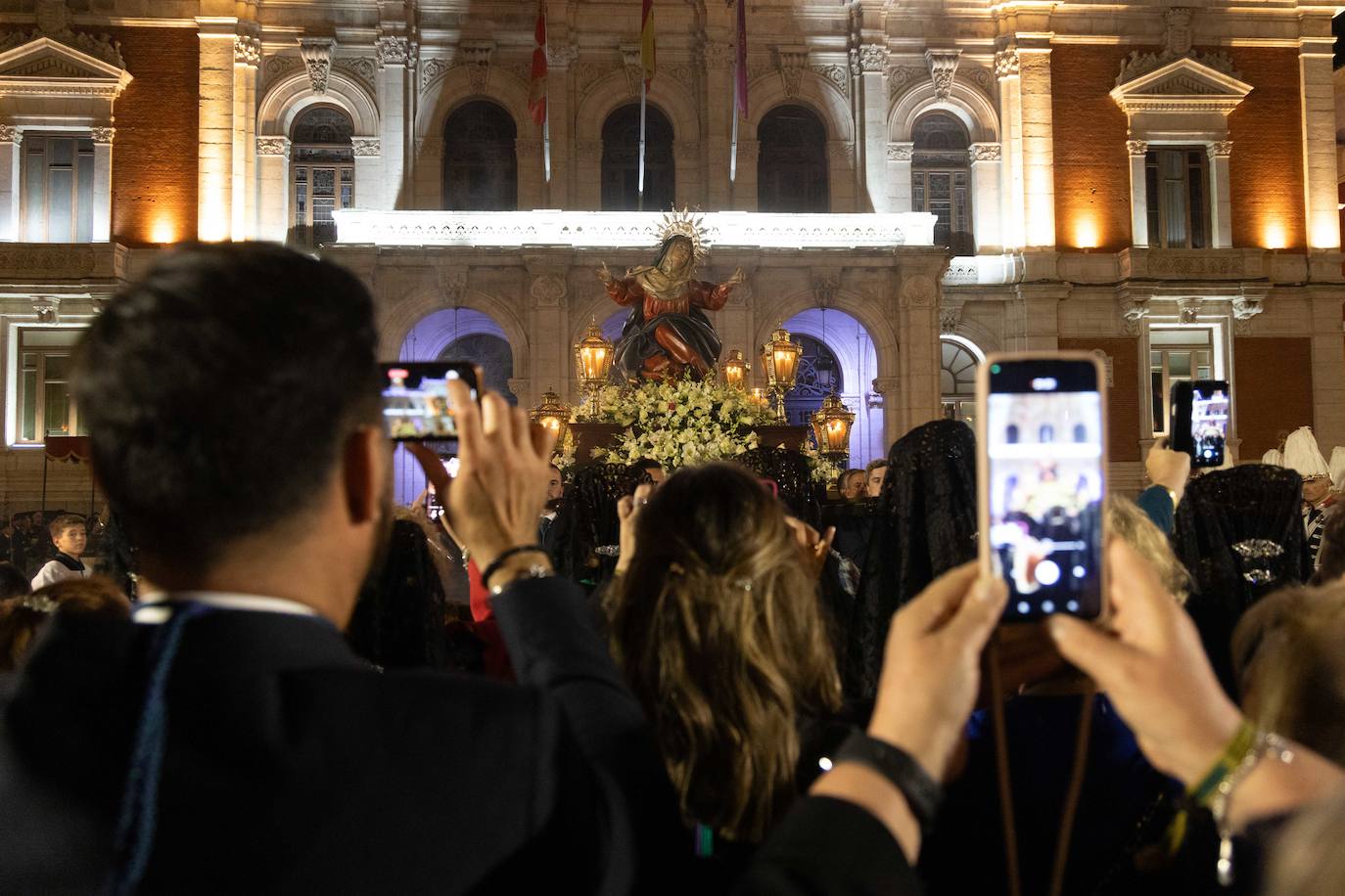 Procesión triunfal de la Santa Vera Cruz Coronada en Valladolid (II)