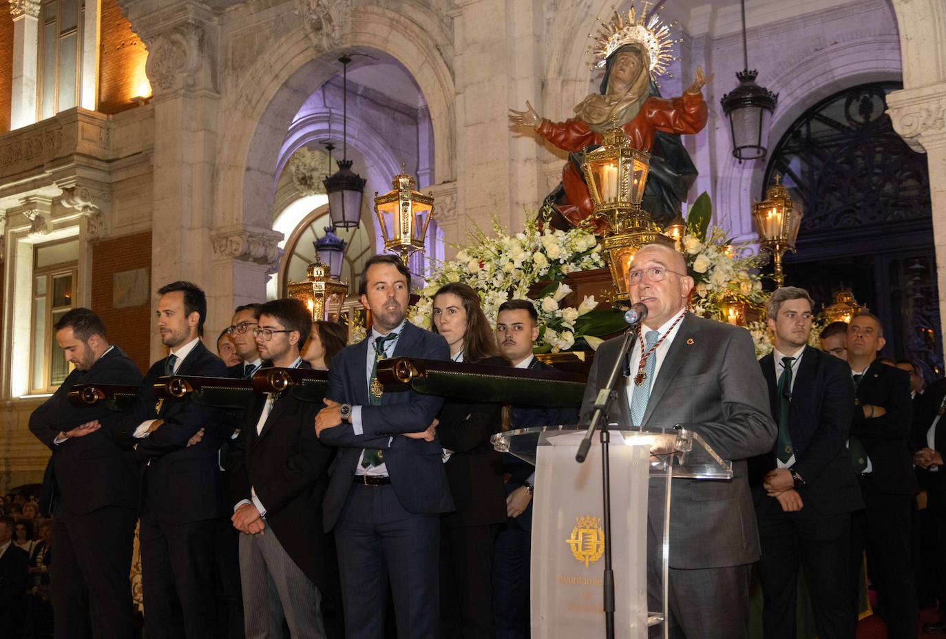 Procesión triunfal de la Santa Vera Cruz Coronada en Valladolid (II)