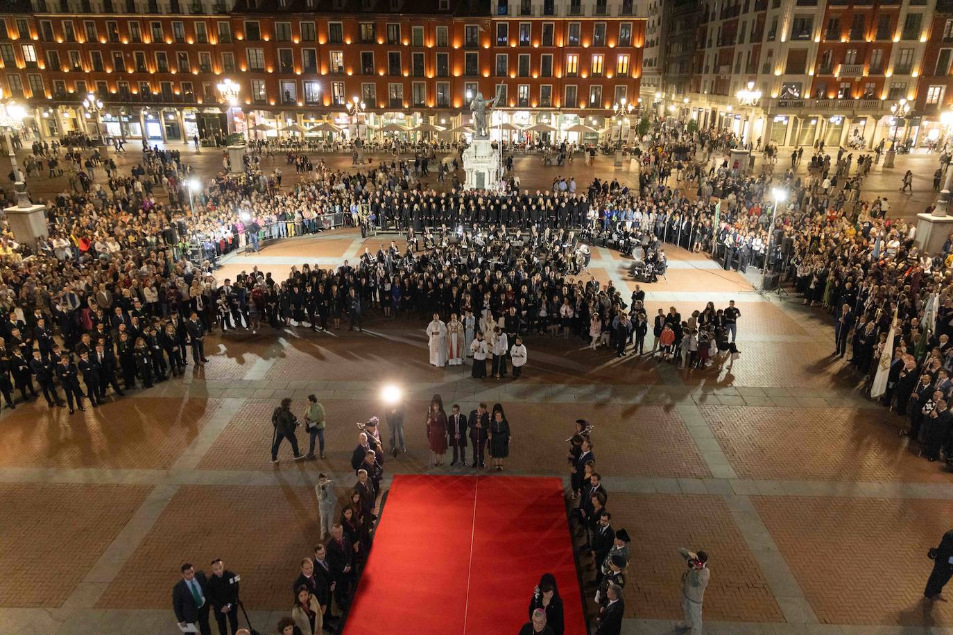 Procesión triunfal de la Santa Vera Cruz Coronada en Valladolid (II)