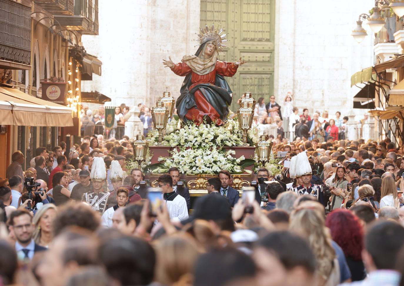 Procesión triunfal de la Santa Vera Cruz Coronada en Valladolid (I)