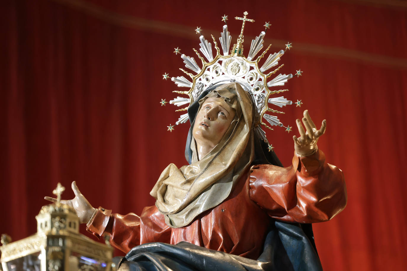 Valladolid corona a la Vera Cruz en la Catedral