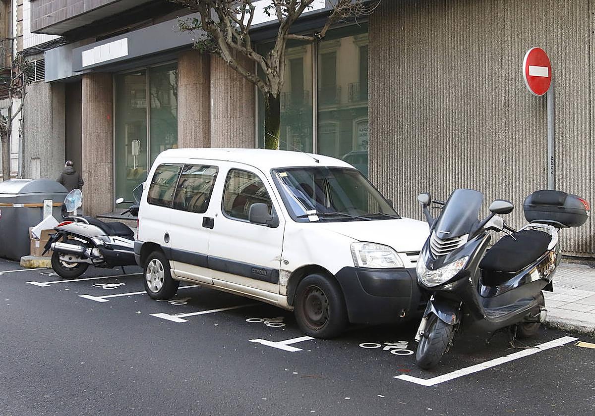 Un coche mal aparcado en en lugar indicado para motos.