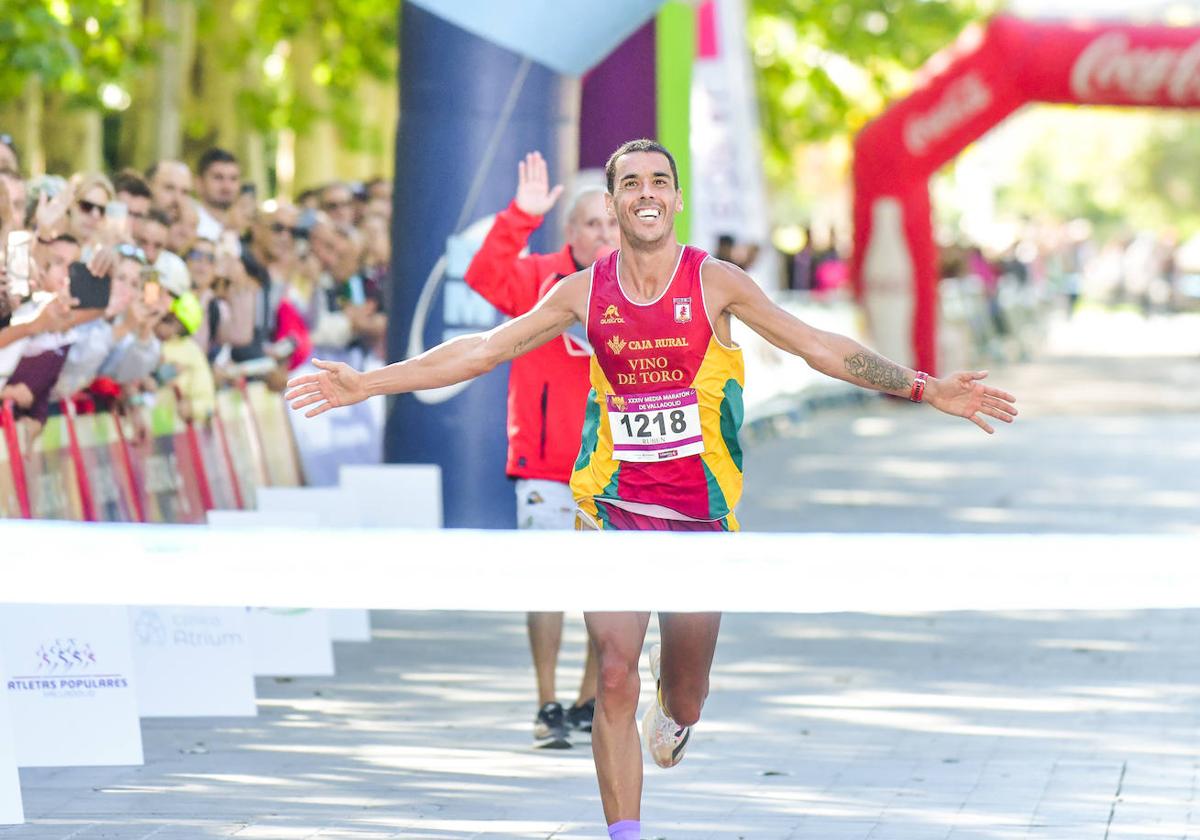 Rubén Sánchez llega a la meta.