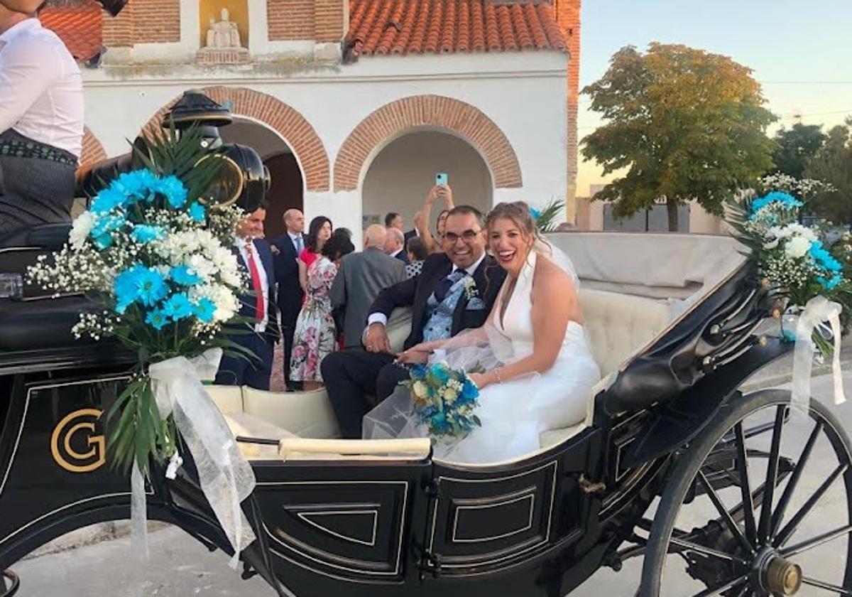 Los ya esposos, en la calesa camino de la celebración del banquete.