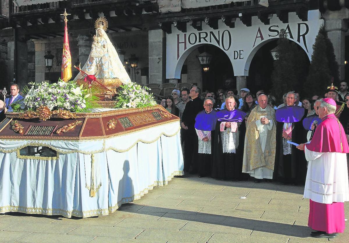 El obispo se dirige a la imagen de la Virgen durante su discurso.