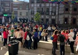 Participantes en la II Marcha Contra el Cáncer de Íscar en la plaza Mayor previamente a la salida.