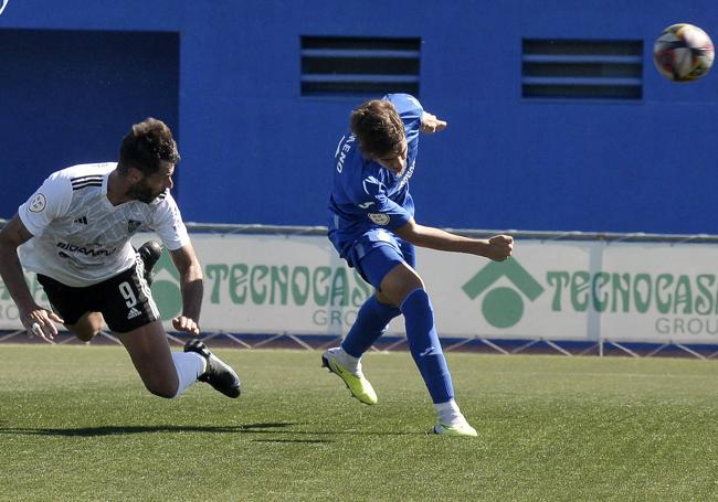 Dani Segovia remata de cabeza para hacer el tanto del empate.