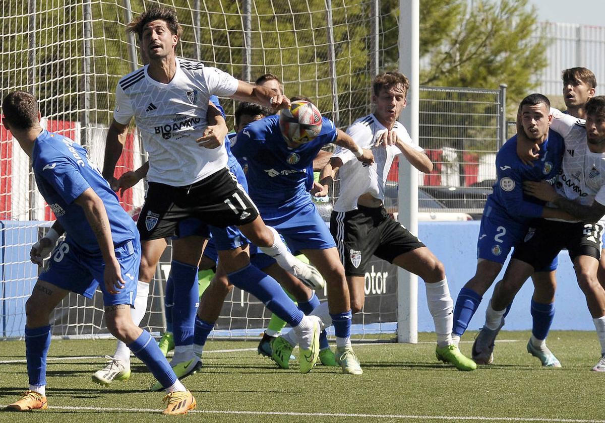 Astrau intenta rematar un centro al área del Getafe B.