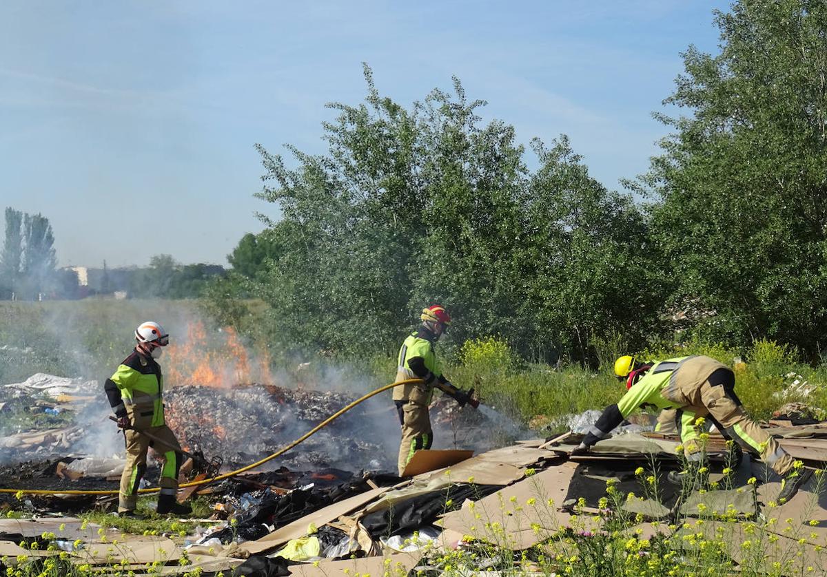 Sofocan el enésimo incendio en la escombrera de Juana Jugan