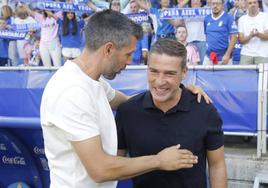 Paulo Pezzolano y Luis Carrión se saludan antes de comenzar el partido.